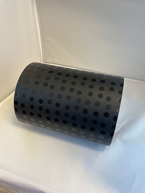 * Gavepapir svart m/svarte prikker  19cm X 175m